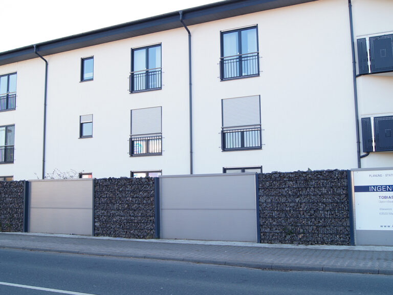 Mehrfamilienhaus‑Neubau mit 9 Wohneinheiten, bodentiefe anthrazitgraue Fenster und Rollläden als Sonnenschutz