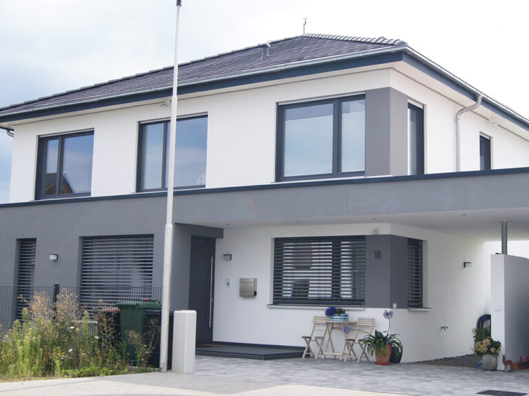 Neubau eines Einfamilienhaus in Hainburg mit anthrazitfarbenen Kunststofffenstern und Raffstoren