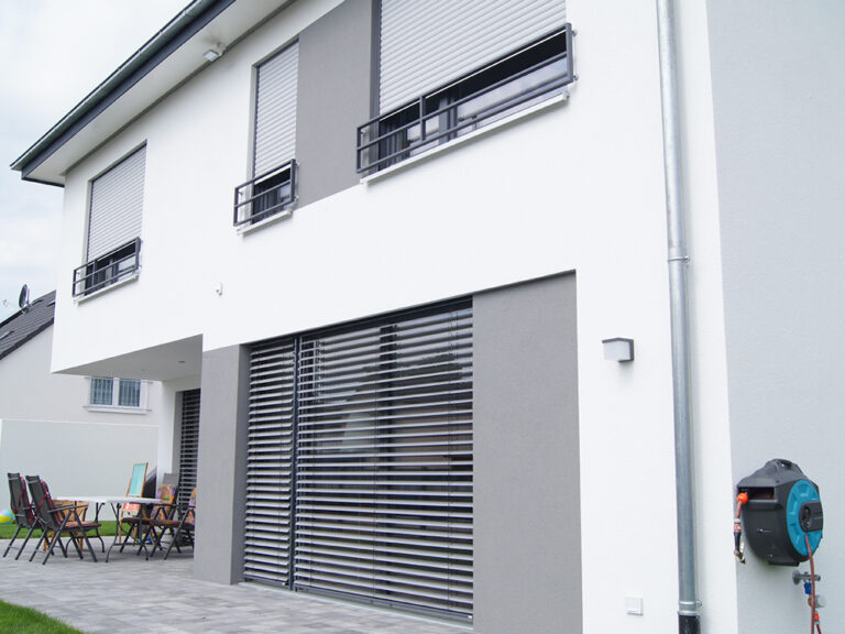 Neubau eines Einfamilienhaus in Hainburg mit anthrazitfarbenen Kunststofffenstern und Raffstoren