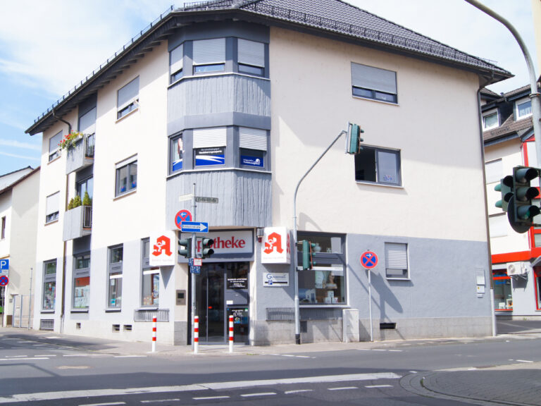 Bahnhofsapotheke in Seligenstadt nach Sanierung der Fenster mit modernen Kunststofffenstern und Rollläden
