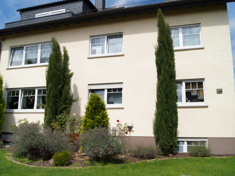 Sanierung eines 3‑Familienhauses in Aschaffenburg mit neuen, energieeffizienten Kunststofffenstern und Sprossen im Scheibenzwischenraum