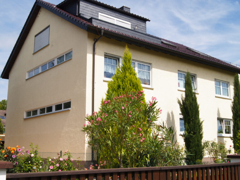 Sanierung eines 3‑Familienhauses in Aschaffenburg mit neuen, energieeffizienten Kunststofffenstern und Sprossen im Scheibenzwischenraum