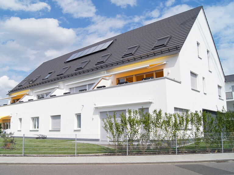 Neubau eines modernen 10‑Familienhauses in Mainflingen mit weißen Fassaden, großen Kunststofffenstern mit 3‑fach‑Verglasung