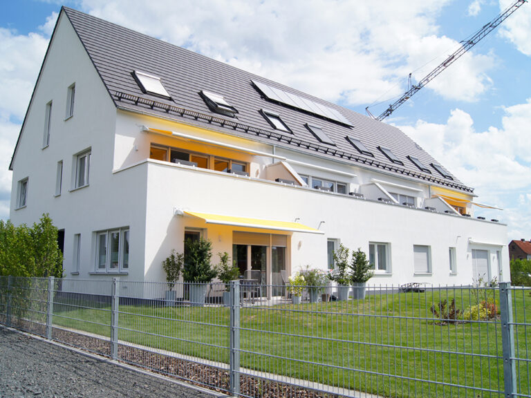 Neubau eines modernen 10‑Familienhauses in Mainflingen mit weißen Fassaden, großen Kunststofffenstern mit 3‑fach‑Verglasung